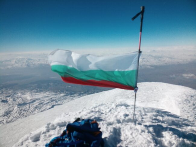 Красимир Гергов, българското знаме се вее на вр. Голям Арарат, 5137 м.н.в., 23.02.2022 г.