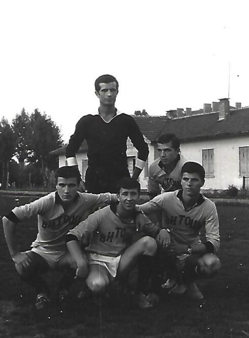 Стефан Батлачки (прав), клекнали - Иван Ружин, Здравко Ружин, Борис Ценков, Величко Кузманов