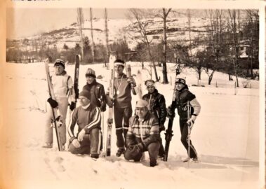 Отборът на Бистрица на Банско, февруари 1987 г., Трето място, отляво надясно: Краси Матейн, Румен Котев, Радослав Роглев, Бисер Пирински, Божидар Оронов; отпред: Стефчо Фъртунков и Кръстьо (Къци) Фильов