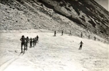 Отборът по ски бягане на подготовка в Пирин, под връх Вихрен, 1970 г. Момичета: Христина Гергова, Янка Ценкова, Катя Ценкова (Аронова), Живка Вукова, Лидия Батлачка; Момчета: Петър Гергов, Митко Оронов, Райчо Тодоров, Цветан Хасин, Малин Цонкин, Васил Кузманов и др.